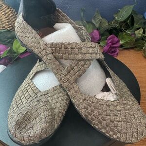 New in Dust Bag Bernie Mev Basket Weave Gold Mary Jane Flats Size 39 (8-8.5 US)